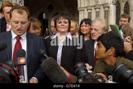 Ruth Winston-Jones, 35 ans, de Holyhead à l'extérieur, à la Royal Courst of Justice, dans le Strand de Londres. Les médecins de l'hôpital Alder Hey de Liverpool qui soignent son fils malade en phase terminale, Luke Winston-Jones, ont reçu l'autorisation de Dame Elizabeth Butler-Sloss de suspendre un traitement de sauvetage par ventilation mécanique si son état se détériore. Mais Luc aura toujours la chance de recevoir un massage cardiaque si cela devient nécessaire. Banque D'Images