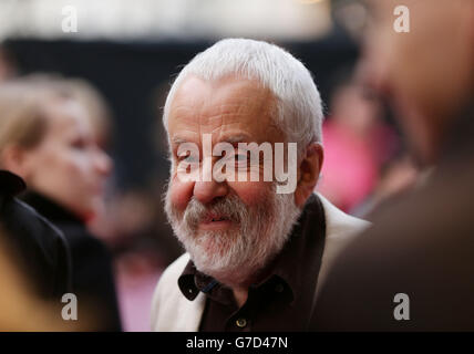 Directeur du film Mike Leigh arrivant au gala du festival de cinéma BFI London de M. Turner à Odeon West End à Leicester Square, Londres. Banque D'Images