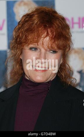 La chanteuse Petula Clark lors d'une apparition en magasin au magasin de musique HMV d'Oxford Street, dans le centre de Londres, pour signer des copies de son nouvel album "Petula Clark Live at the Paris Olympia". Banque D'Images