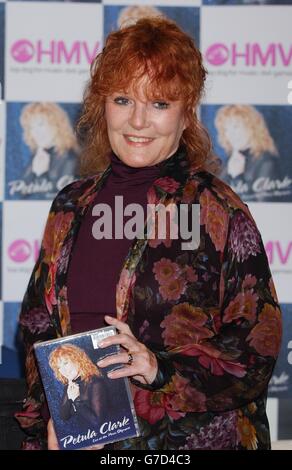 La chanteuse Petula Clark lors d'une apparition en magasin au magasin de musique HMV d'Oxford Street, dans le centre de Londres, pour signer des copies de son nouvel album "Petula Clark Live at the Paris Olympia". Banque D'Images