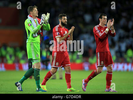 (De gauche à droite) Wayne Hennessey, Joe Ledley et Gareth Bale, pays de Galles, applaudissent les fans après le match de l'UEFA Euro 2016 au Cardiff City Stadium. Banque D'Images