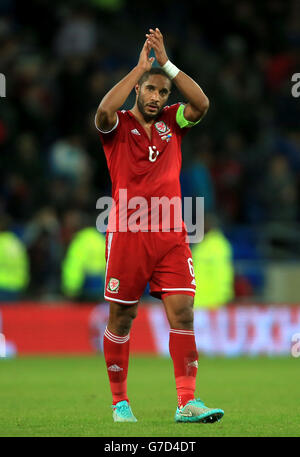 Football - UEFA Euro 2016 - qualification - Groupe B - pays de Galles / Bosnie-Herzégovine - Cardiff City Stadium.Ashley Williams, pays de Galles, applaudit les fans lorsqu'il se promène après le match de l'UEFA Euro 2016 au Cardiff City Stadium. Banque D'Images