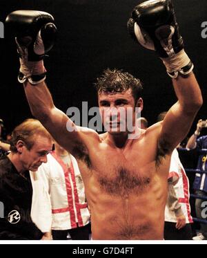 Joe Calzaghe, du pays de Galles, célèbre sa victoire sur les points contre Kabary Salem après leur combat de super-midlewhuit WBO au Royal Highland Center, Édimbourg. Banque D'Images