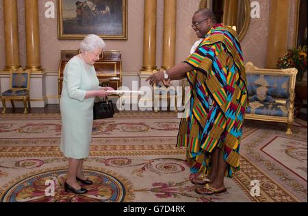 La reine Elizabeth II reçoit son Excellence, M. Victor Emmanuel Smith, qui a présenté ses lettres de commission en qualité de haut-commissaire pour la République du Ghana à Londres, au Palais de Buckingham, dans le centre de Londres. Banque D'Images