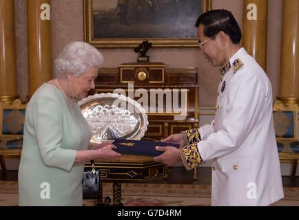 La reine Elizabeth II reçoit son Excellence M. Meas Kim Heng, qui a présenté ses lettres de créance en tant qu'ambassadeur du Royaume du Cambodge à la Cour de St James à Buckingham Palace, dans le centre de Londres. Banque D'Images