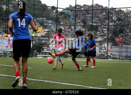 Football - coupe du monde de la FIFA 2014 - vues sur la ville de Rio de Janeiro.Rio de Janeiro, Brésil vues de la vie quotidienne à Rocinha Favela avec le tournoi de football féminin Banque D'Images