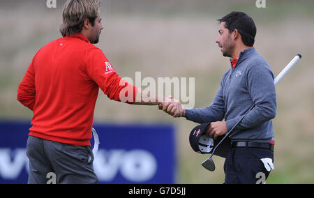 Victor Dubuisson (à gauche), en France, se serre les mains avec Pablo Larrazabal, en Espagne, après avoir remporté son match 3&2 lors du premier jour du championnat du monde de jeu au London Golf Club, Kent. Banque D'Images