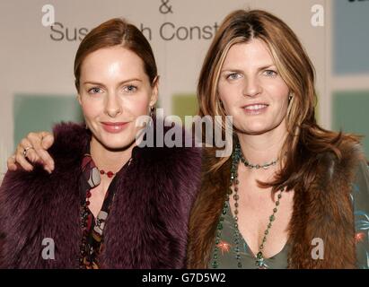 Les experts de la mode TV Trinny Woodall (à gauche) et Susannah Constantine lors du lancement de leur nouveau livre « What You Wear CAN change Your Life » à Selfridges, dans le centre de Londres. Banque D'Images