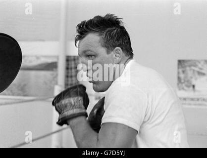 Brian London livre le sac de boxe aussi férocement qu'il prévoit de ponmel le champion du monde de poids lourd Muhammad Ali à Earls court, Londres. Il s'entraîne dans un camp de vacances de Blackpool. Banque D'Images