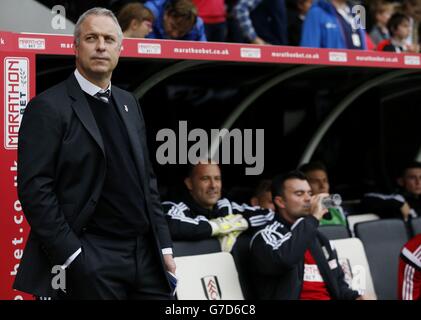 Football - Championnat Sky Bet - Fulham / Norwich City - Craven Cottage.Fillham Manager Kit Symons (à gauche) dans le dugout avant le match du championnat Sky Bet à Craven Cottage, Londres. Banque D'Images