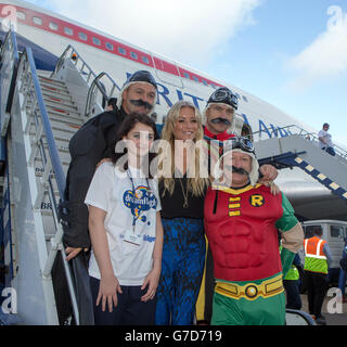 Denise Van Outen (au centre) avec les pilotes Andy Raynes (à gauche) premier officier supérieur Adrian Jenkins (à droite) et le capitaine Andy Bean (en haut à droite) avec Joy Jenkins, en tant que jeunes qui ont lutté contre une maladie grave, Pension d'invalidité et de traumatologie un jet spécialement affrété de Heathrow dans le cadre du voyage de charité de DreamFlight en Floride. Banque D'Images