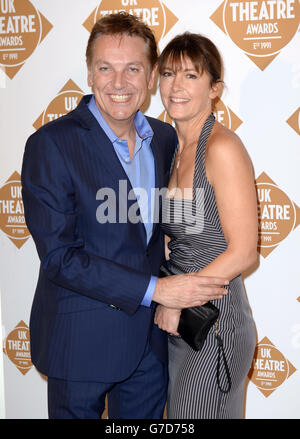 Brian Connolly et son invité assistent aux UK Theatre Awards 2014 au Guildhall, Londres. Banque D'Images