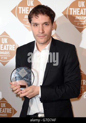 Robert Icke avec le prix du meilleur directeur lors des UK Theatre Awards 2014 au Guildhall, Londres. Banque D'Images