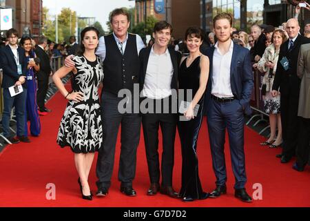 (De gauche à droite) Charlotte Riley, l'écrivain Steven Knight, Cillian Murphy, Helen McClory et Joe Cole à la première de Peaky Blinders: Série 2 à Broad Street Cineworld, Birmingham. Banque D'Images