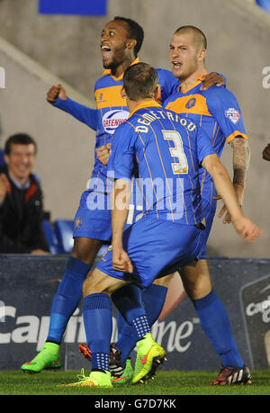 James Collins, de Shrewsbury Town (à l'arrière à droite), célèbre avec Cameron Gayle (à gauche) et Mickey Demetriou (NO3) après avoir marquant ses côtés le but d'ouverture du match contre Norwich City lors du match de la troisième manche de la coupe Capital One à Greenhous Meadow, Shrewsbury. Banque D'Images