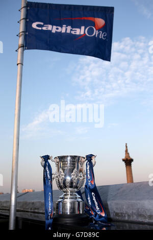 La coupe Capital One sur le toit du Vista Au Trafalgar lors d'un événement de football League Banque D'Images