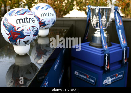 La coupe Capital One sur le toit du Vista Au Trafalgar lors d'un événement de football League Banque D'Images