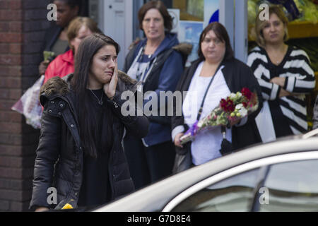 Les amateurs de deuil se rassemblent alors que le cortège funèbre de Palmira Silva, une grand-mère qui a été tuée par une machette dans son jardin arrière, arrive au Silva's Cafe d'Edmonton, au nord de Londres. Banque D'Images