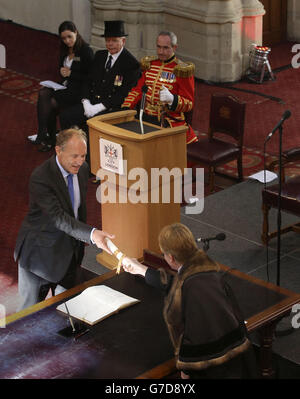 Sir Tim Berners-Lee (à gauche) reçoit le parchemin de Peter Kane, le Chamberlain de la ville de Londres, au Guildhall de Londres, après avoir reçu la liberté honorifique de la ville de Londres. Banque D'Images