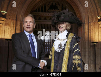 Sir Tim Berners-Lee arrive avec le maire de Londres, Fiona Woolf, au Guildhall de Londres, avant de recevoir la liberté honorifique de la ville de Londres. Banque D'Images