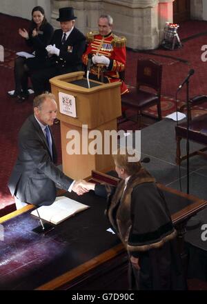 Sir Tim Berners-Lee (à gauche) secoue la main de Peter Kane, le Chamberlain de la ville de Londres, au Guildhall de Londres après avoir reçu la liberté honorifique de la ville de Londres. Banque D'Images