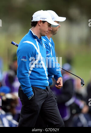 Rory McIlroy en Europe (devant) et Sergio Garcia pendant les matchs de Foursomes le premier jour de la 40ème Ryder Cup au Gleneagles Golf course, Perthshire. Banque D'Images