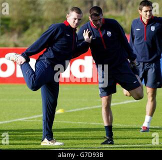 Wayne Rooney (à gauche) de l'Angleterre avec Jamie Carragher et Frank Lampard (à droite) pendant la session d'entraînement de l'équipe d'Angleterre, sur le terrain d'entraînement Carrington de Manchester United, avant leurs matchs contre le pays de Galles, samedi et l'Azerbaïdjan. Banque D'Images