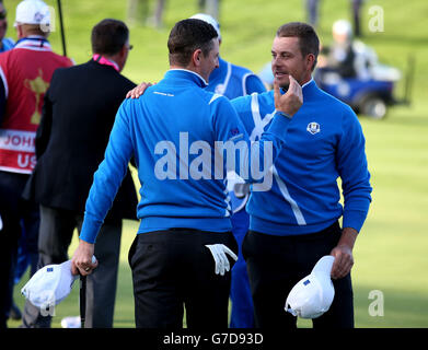 Justin Rose (à gauche), d'Europe, célèbre avec Henrik Stenson après avoir remporté le match des foursomes lors de la 40e Ryder Cup au parcours de golf Gleneagles, dans le Perthshire. Banque D'Images