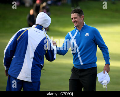 Justin Rose (au centre) et Henrik Stenson (à droite) en Europe célèbrent avec le capitaine Paul McGinley après avoir remporté leur match des foursomes lors de la 40e Ryder Cup au Gleneagles Golf course, dans le Perthshire. Banque D'Images