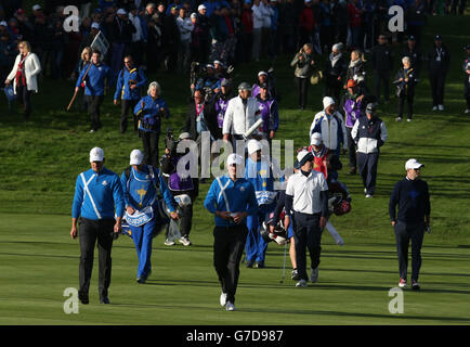 Justin Rose (au centre) et Henrik Stenson d'Europe lors de son match des foursomes, le premier jour de la 40ème Ryder Cup au Gleneagles Golf course, Perthshire. Banque D'Images