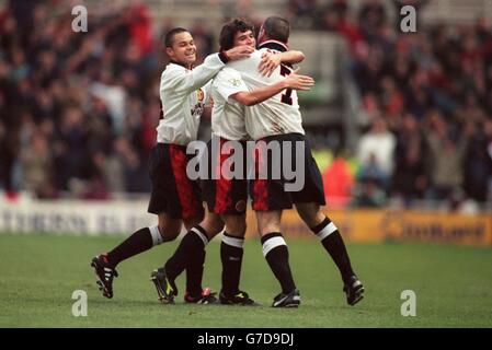Premier League de football ...Middlesbrough contre Manchester United.Roy Keane, de Manchester United, célèbre son premier but avec John O'Kane et Eric Cantona Banque D'Images