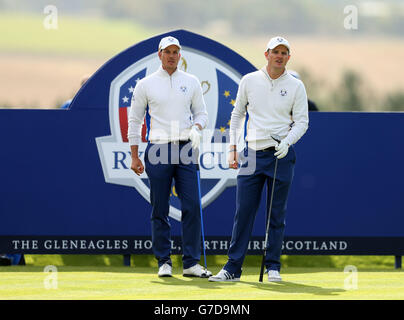 Justin Rose (à droite) et Henrik Stenson d'Europe pendant la deuxième journée de la 40ème Ryder Cup au Gleneagles Golf course, Perthshire. Banque D'Images