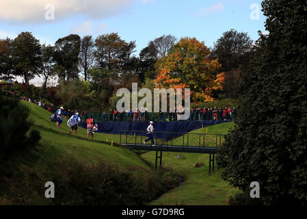 Martin Kaymer, d'Europe, traverse le pont jusqu'au onzième green lors des matchs de Fourball le deuxième jour de la 40e Ryder Cup au Gleneagles Golf course, Perthshire. Banque D'Images