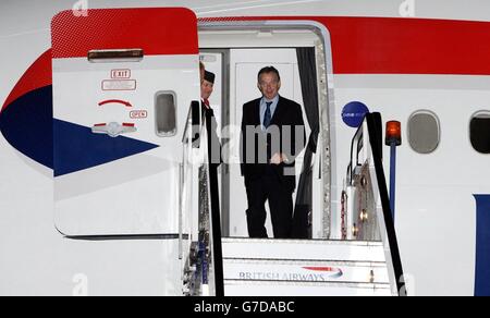 Le Premier ministre britannique Tony Blair arrive à l'aéroport d'Heathrow, après un voyage de trois jours en Afrique. L'avion de M. Blair a quitté Addis-Abeba vers 20h30, heure britannique, hier soir. Il était dans la capitale éthiopienne pour un sommet de la Commission Afrique et son voyage a également pris part à une visite au Soudan pour discuter de la crise dans la province du Darfour. Banque D'Images