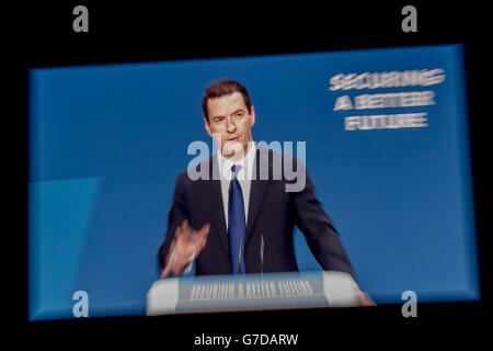 Le chancelier George Osborne a photographié sur l'écran de projection alors qu'il prononcera son discours d'ouverture à la conférence du Parti conservateur au Centre international des congrès de Birmingham. Banque D'Images