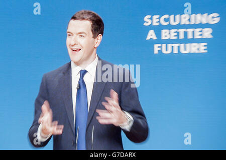 Le chancelier George Osborne a photographié sur l'écran de projection alors qu'il prononcera son discours d'ouverture à la conférence du Parti conservateur au Centre international des congrès de Birmingham. Banque D'Images