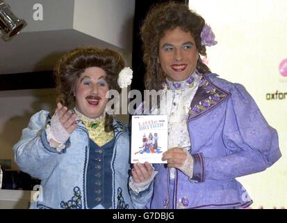 Matt Lucas (à gauche) et David Walliams s'habillent comme des personnages du dessin humoristique primé de la BBC, Little Britain lors du lancement de leur premier DVD « Little Britain: The Complete scripts and that: Series 1 » au HMV dans le centre de Londres. Banque D'Images