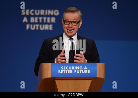 Le whip en chef Michael Gove s'adresse aux délégués à la conférence annuelle du Parti conservateur au Centre international des congrès de Birmingham. Banque D'Images