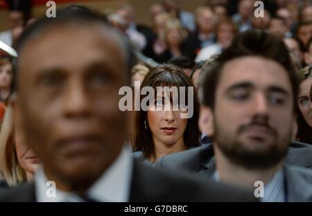 Samantha Cameron, épouse du Premier ministre David Cameron, regarde son mari prononcer son discours d'ouverture aux délégués à la conférence annuelle du Parti conservateur au Centre international des congrès de Birmingham. Banque D'Images