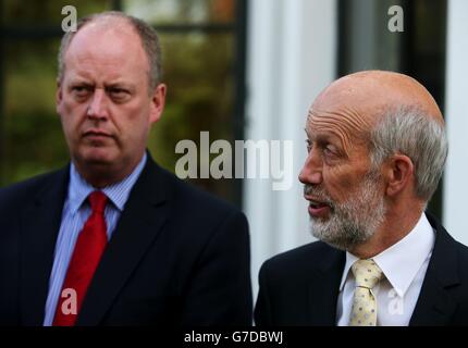 George Hamilton (à gauche), chef de l'INFP, et David Ford, ministre de la Justice pour l'Irlande du Nord, lors du séminaire annuel transfrontalier sur le crime organisé à l'hôtel le mon, à Belfast. Banque D'Images