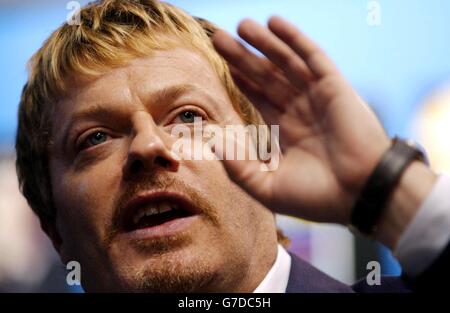 Eddie Izzard, comédien et acteur, lors d'un Q&A en magasin à Virgin Megastore Piccadilly, dans le centre de Londres, et pour signer des copies de son film « The Cats Meow », désormais disponible sur DVD/VHS. Banque D'Images