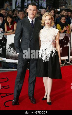 Sarah Gadon et Luke Evans arrivent pour assister à la première britannique de Dracula Untold à l'Odeon West End, Leicester Square, Londres. Banque D'Images