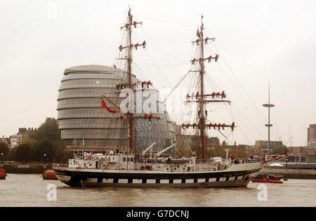 Le grand navire de 60 m de long Prince William, entre dans la piscine de Londres, après avoir passé sous Tower Bridge. Le grand navire, habité par une équipe de musulmans, de juifs, de jeunes américains et britanniques, navigue à Londres pour promouvoir la compréhension entre les cultures et pour marquer le deuxième anniversaire de l'attentat terroriste à Bali. Banque D'Images