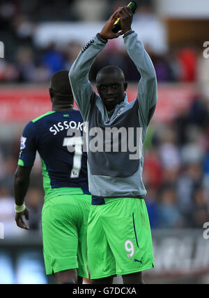 Le Paliss Demba Cisse de Newcastle United récompense les fans après le match de la Barclays Premier League au Liberty Stadium, à Swansea. Banque D'Images