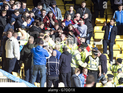 Football - Championnat écossais - Livingston v Rangers - City Stadium.Les fans des Rangers s'affrontent avec la police lors du match du championnat écossais au City Stadium, à Livingston. Banque D'Images