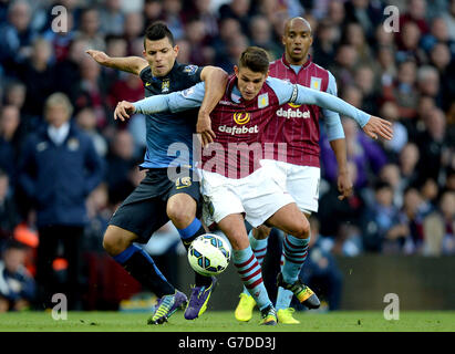 Sergio Aguero de Manchester City (à gauche) et Ashley Westwood d'Aston Villa se battent pour le ballon lors du match de la Barclays Premier League à Villa Park, Birmingham. Banque D'Images