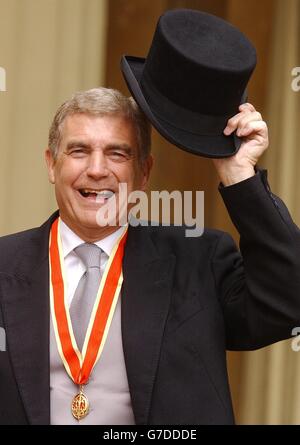 Sir Trevor Brooking au Palais de Buckingham, dans le centre de Londres, après avoir été récompensé par le Prince de Galles.L'ancien milieu de terrain de West Ham United et d'Angleterre, qui est maintenant le directeur du développement du football de FA, a décrit son statut de chevalier comme un « merveilleux honneur et un immense privilège », en disant que « toute sa vie était une question de sport ». Banque D'Images