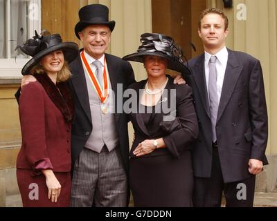 Sir Trevor Brooking avec son épouse finlandaise Hilkka, sa fille Collette (à gauche) et son fils Warren (à droite) au Palais de Buckingham, dans le centre de Londres, après avoir été récompensé par le prince de Galles.L'ancien milieu de terrain de West Ham United et d'Angleterre, qui est maintenant le directeur du développement du football de FA, a qualifié sa chevalier de « merveilleux honneur et un immense privilège », en disant que « toute sa vie était une question de sport ». Banque D'Images