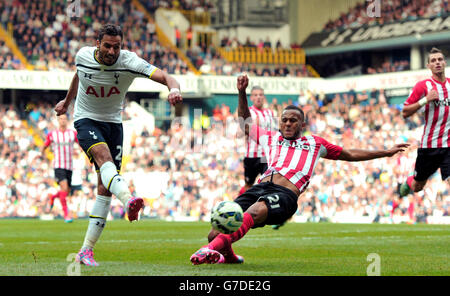 Ryan Bertrand, de Southampton, essaie d'arrêter un tir de Nacer Chadli, de Tottenham Hotspur, lors du match de la Barclays Premier League à White Hart Lane, Londres. APPUYEZ SUR ASSOCIATION photo. Date de la photo: Dimanche 5 octobre 2014. Voir PA Story FOOTBALL Tottenham. Le crédit photo devrait se lire : Anthony Devlin/PA Wire. Banque D'Images