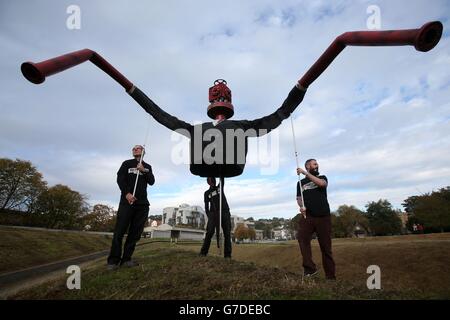 Un monstre de marionnettes pro-fracking de 10 mètres, appelé M. Frackhead, se tient au-dessus du Parlement écossais à Holyrood lors d'une visite du Royaume-Uni à la recherche de lieux à fracher pour le gaz de schiste dans le cadre d'un campagin des amis de la Terre. Banque D'Images